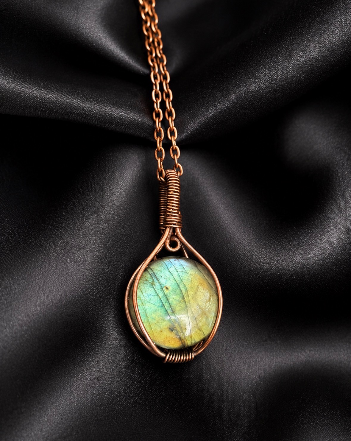 bright-lie circular labradorite pendant